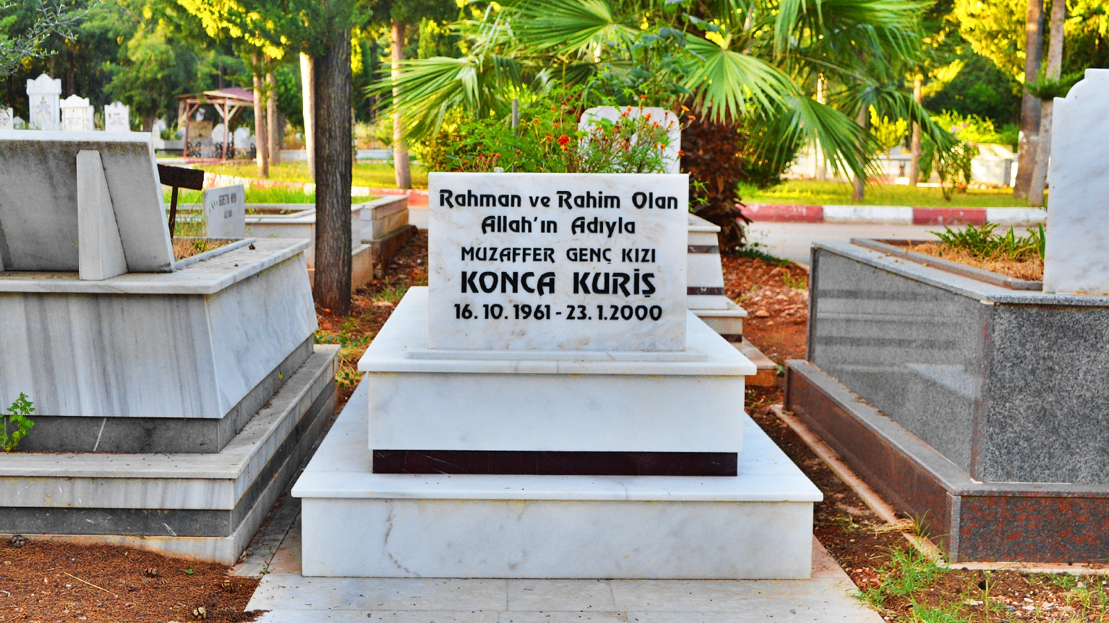 Konca Kuriş'in Mersin Şehir Mezarlığı'ndaki mezarı